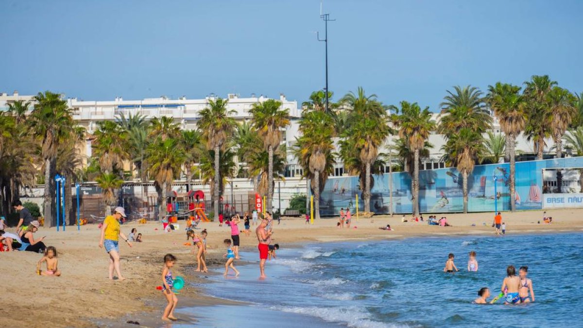 La playa de Salou llena de gente