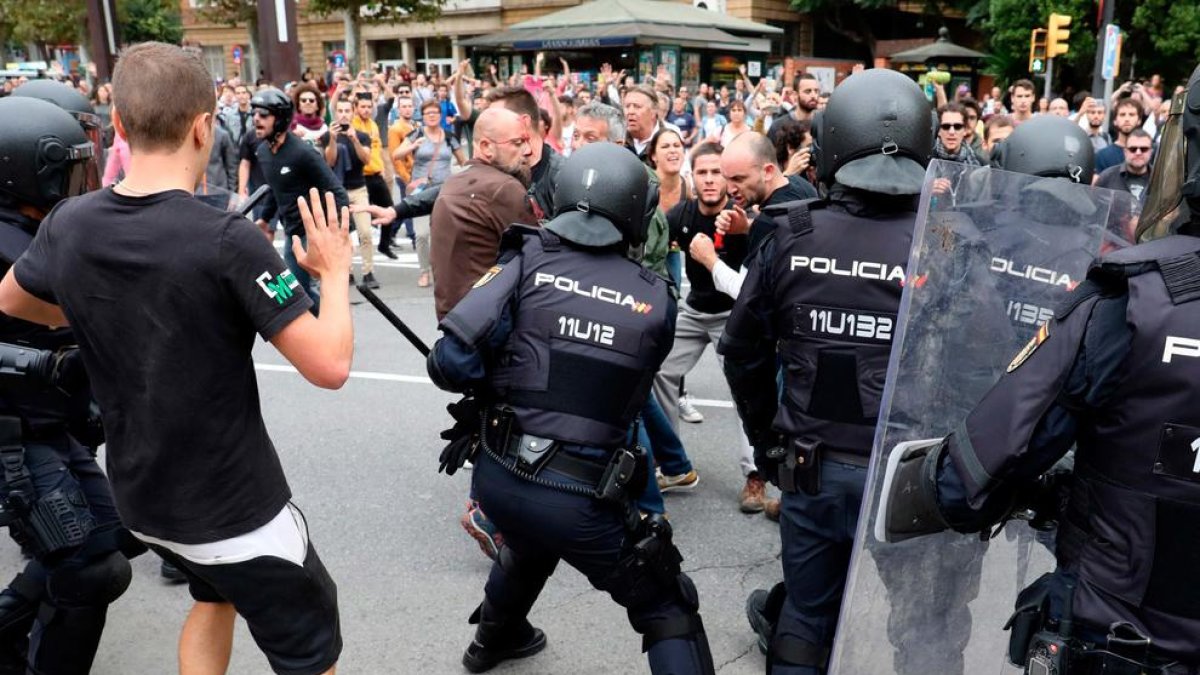 Càrregues policials a l'InsTarragona i la plaça Imperial Tàrraco. 3