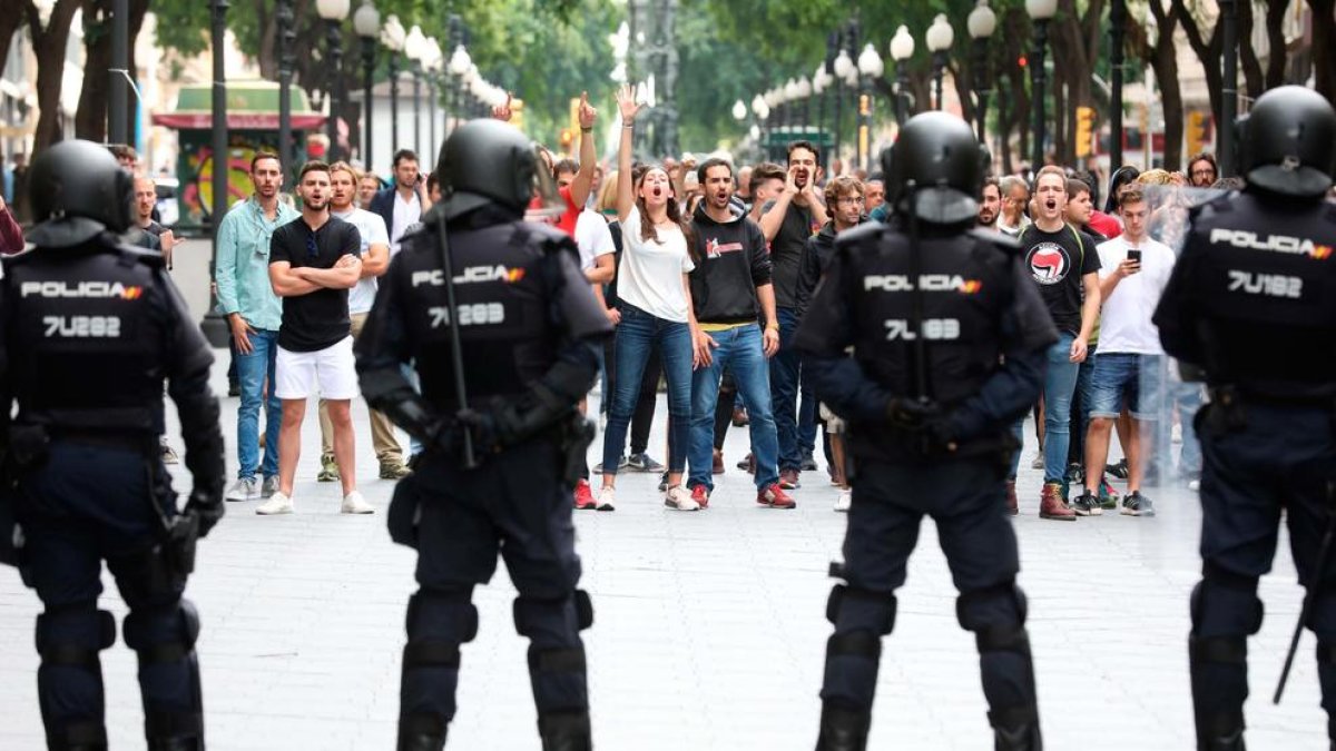 Càrregues policials a l'InsTarragona i la plaça Imperial Tàrraco. 3