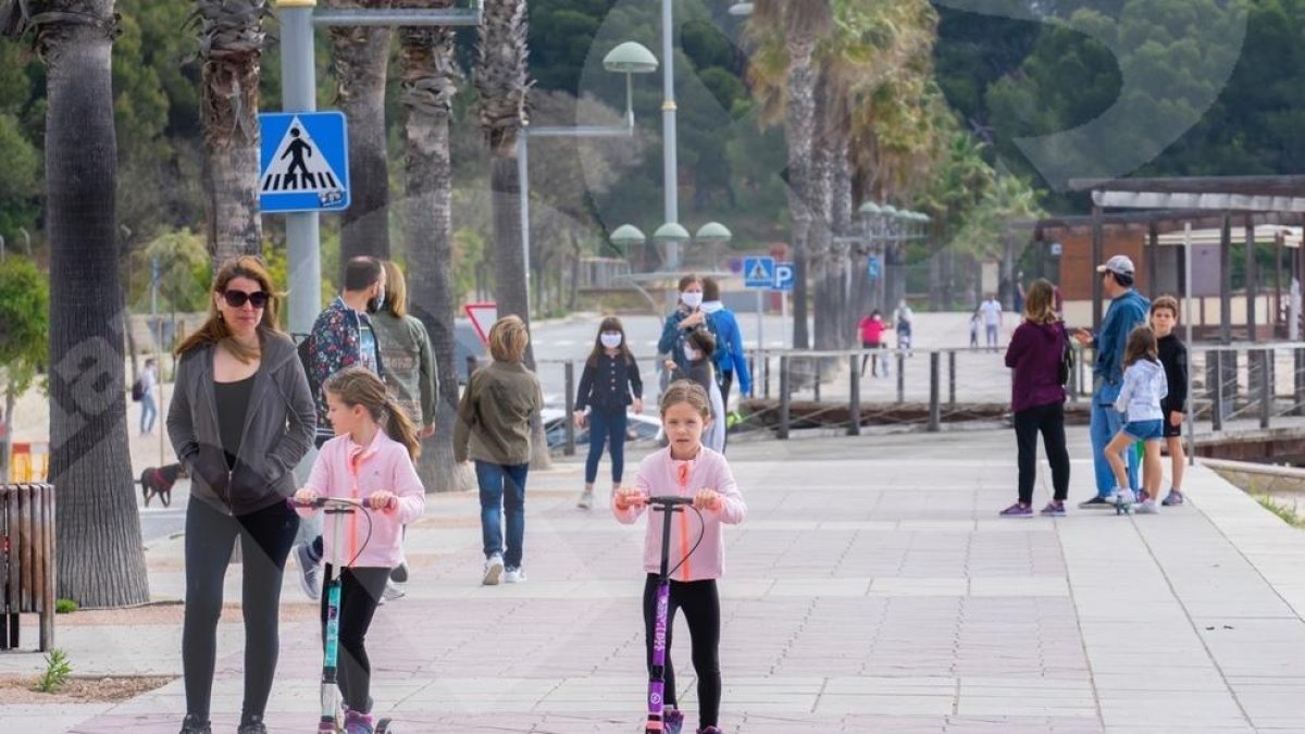 Sanidad estudia que los niños puedan salir en franjas horarias de menos calor