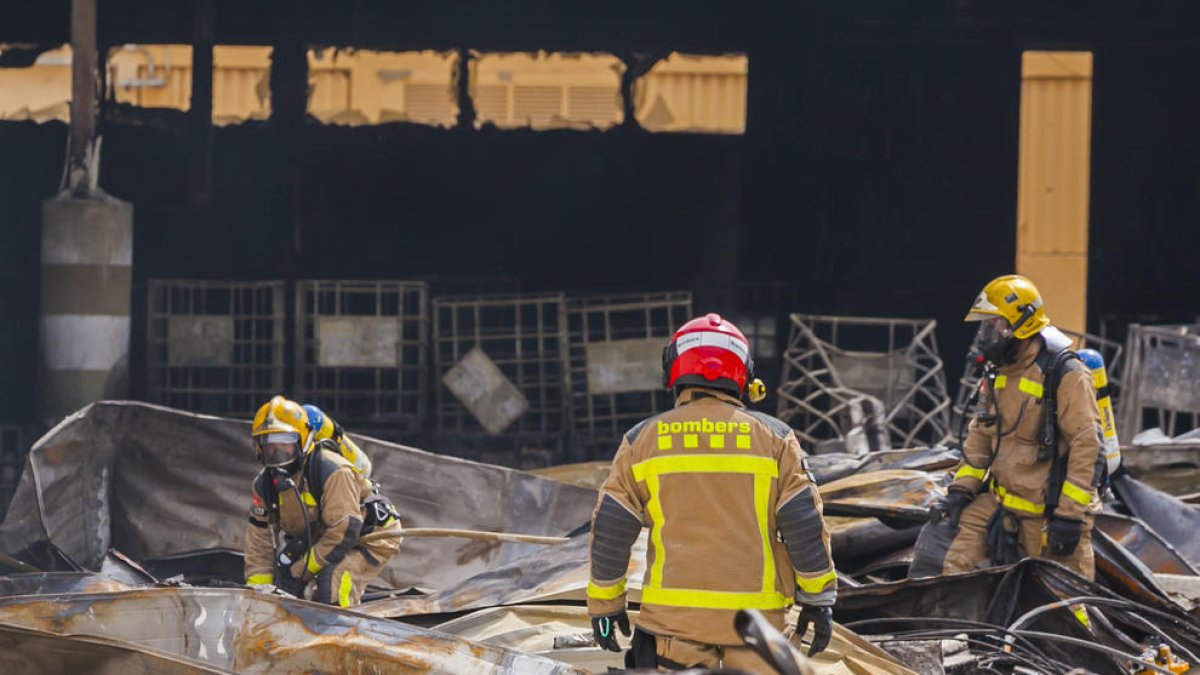 Los Bomberos revisan la nave industrial de Miasa incendiada