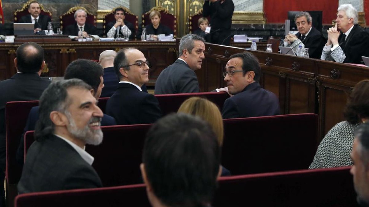 Els dotze polítics independentistes acusats en l'inici del judici del procés