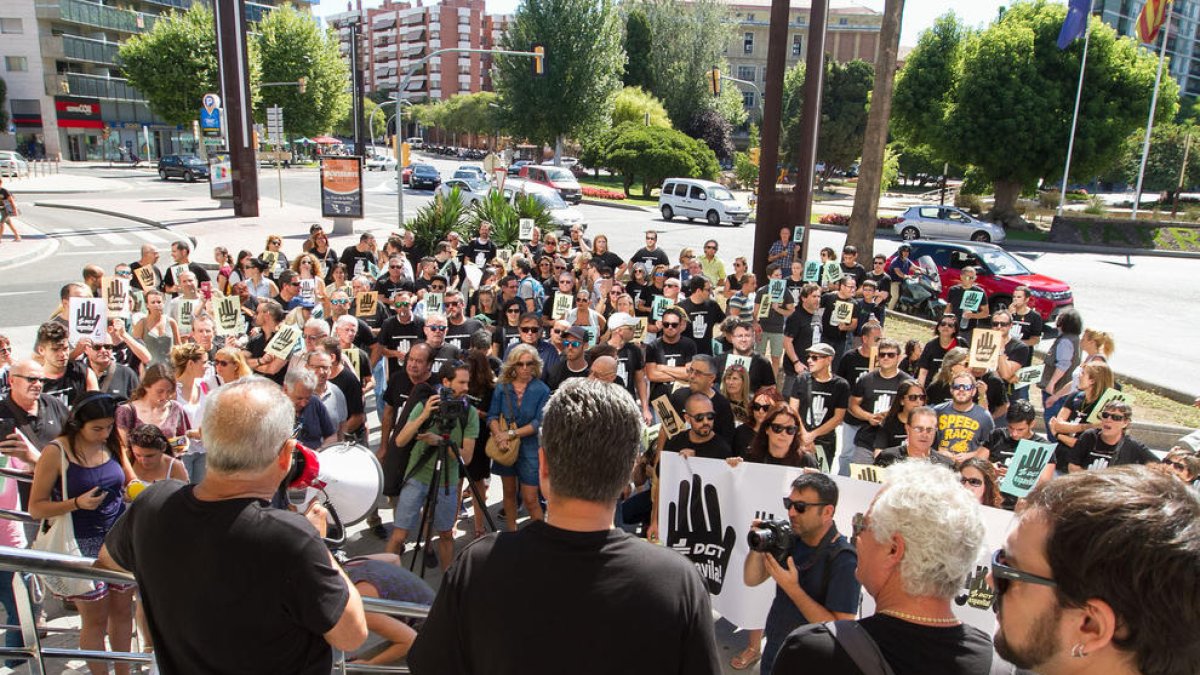 Protesta de les autoescoles de Tarragona per la manca d'examinadors