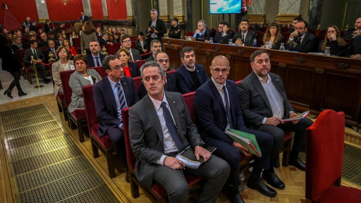 Els dotze polítics independentistes acusats en l'inici del judici del procés
