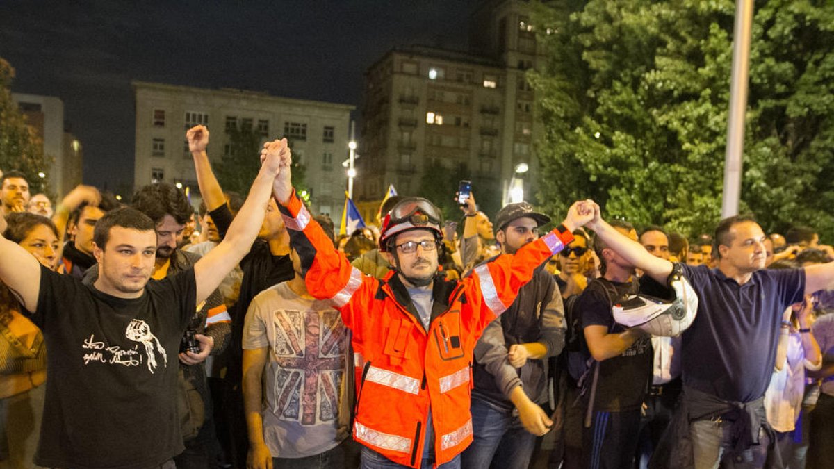 Uns 3.000 reusencs escridassen la Policía Nacional al Gaudí i a la caserna.2