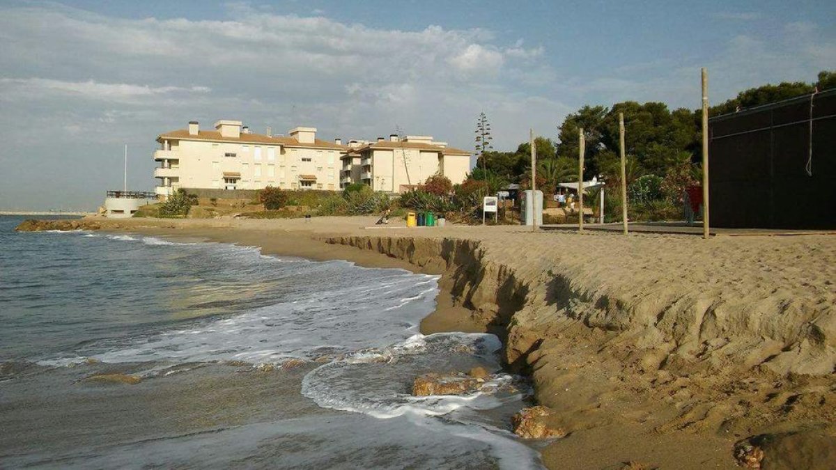 La playa del Francàs vuelve a quedarse sin arena