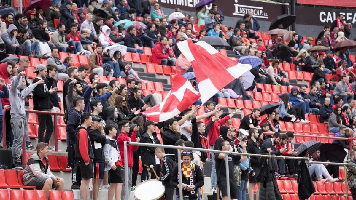 La afición del Nàstic durante el partido contra Osasuna.