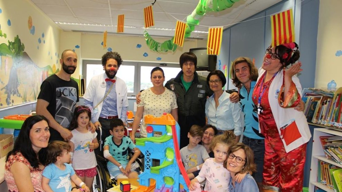 Los personajes del Club Super 3 Pau y Dan visitan los niños ingresados en el Joan XXIII