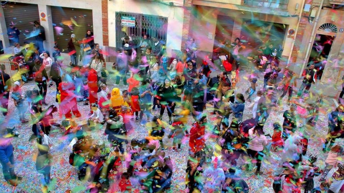 Más de una decena de comparsas llenan el Morell de fiesta y color por Carnaval