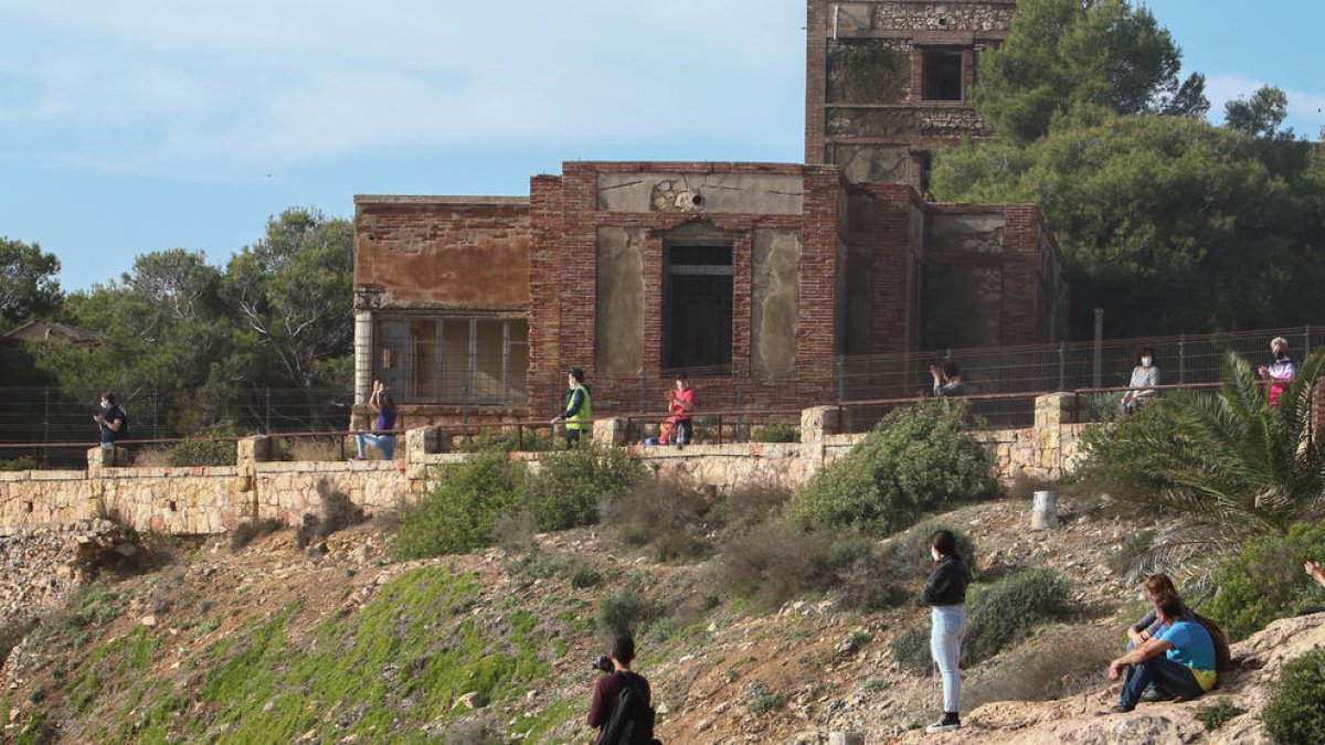 Una cadena humana envolta el preventori de la Savinosa per evitar la construcció d'un hotel