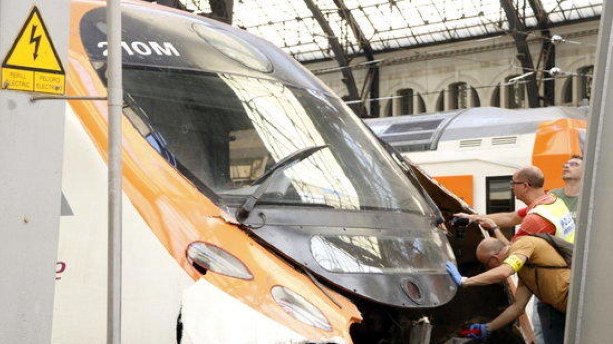 Les primeres dades revelen que el tren accidentat ha entrat a l'estació a la velocitat adequadra