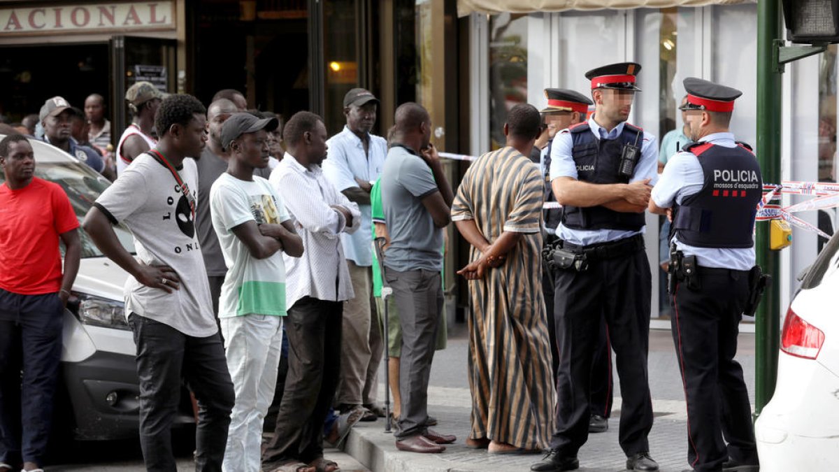 Un hombre muere en una pelea en la calle Carles Buïgas