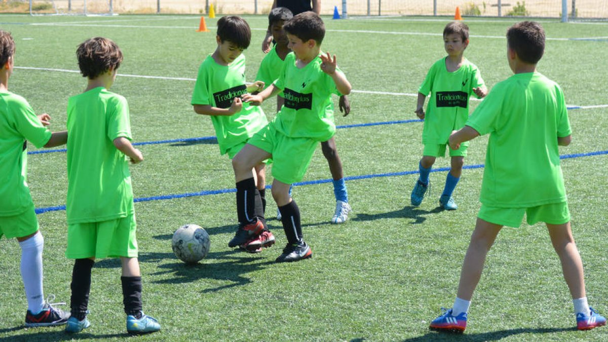 Más de 60 niños participan en el 'Nasticamp' de Semana Santa