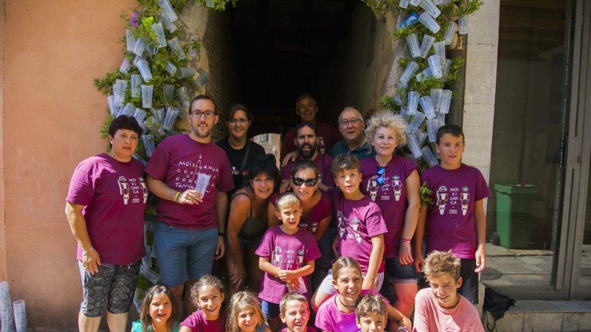 El callejón de Sant Magí se adorna con la Enramada