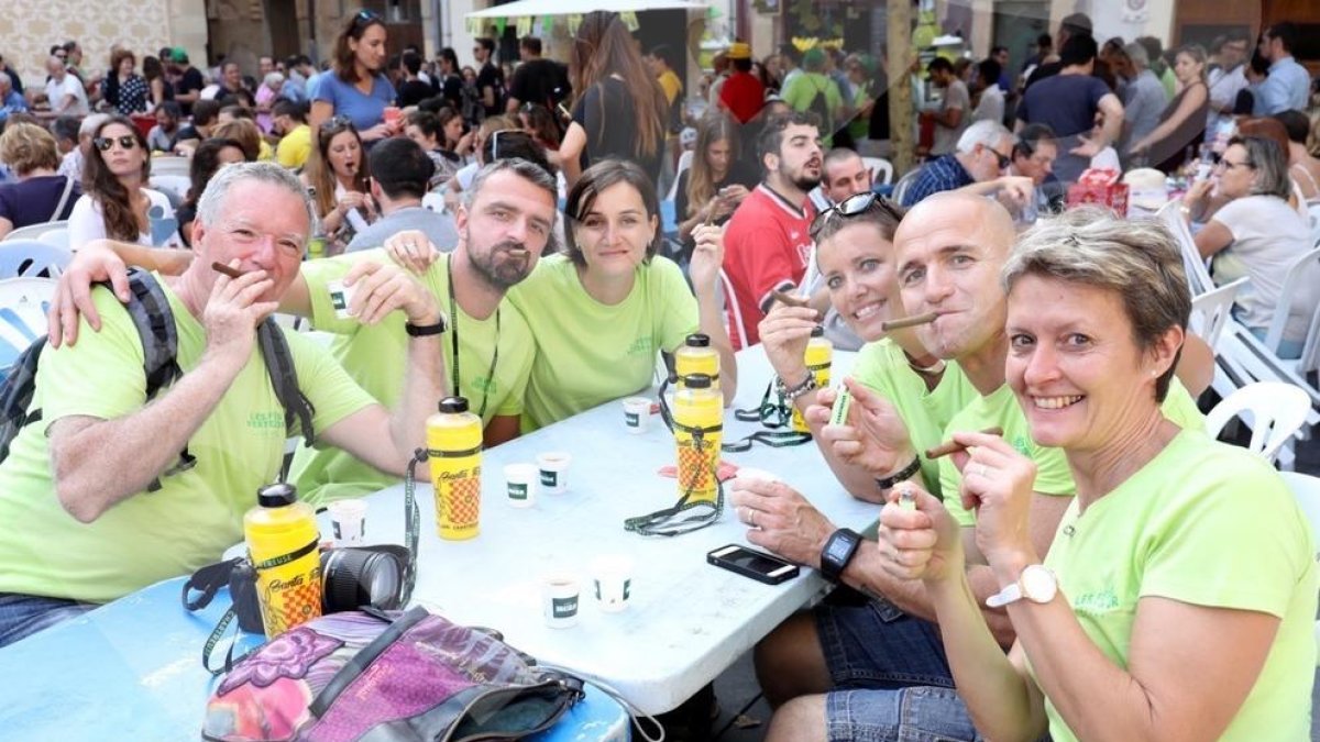 Música, cafè, copa i fum a la plaça del Rei