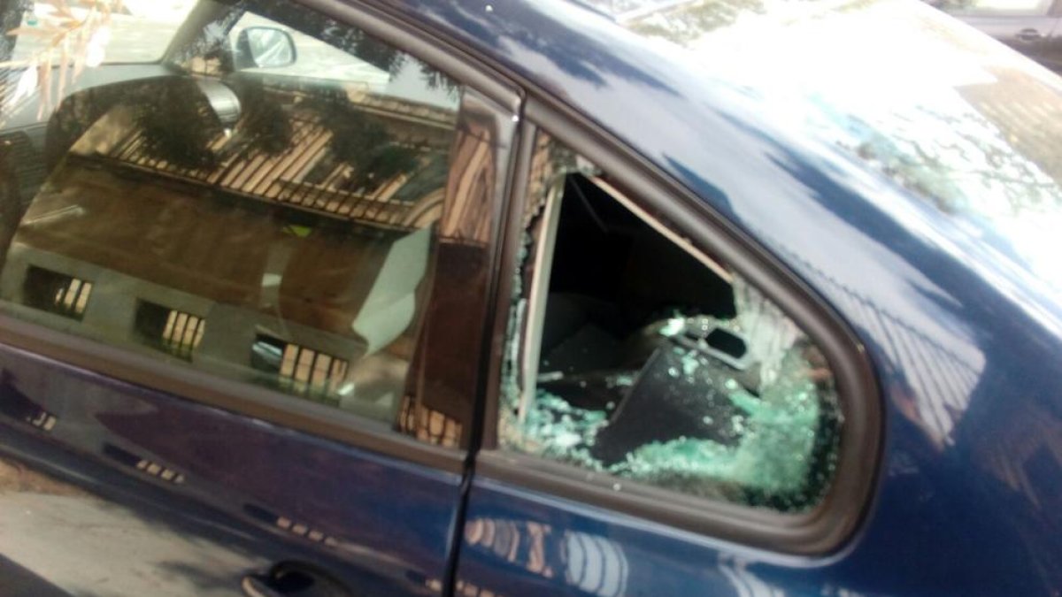 Imatge d'arxiu d'un cotxe amb els vidres trencats a Tarragona