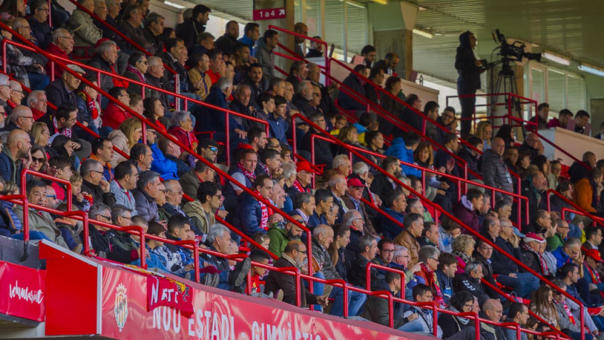 L'afició durant el Nàstic-Oviedo (1)