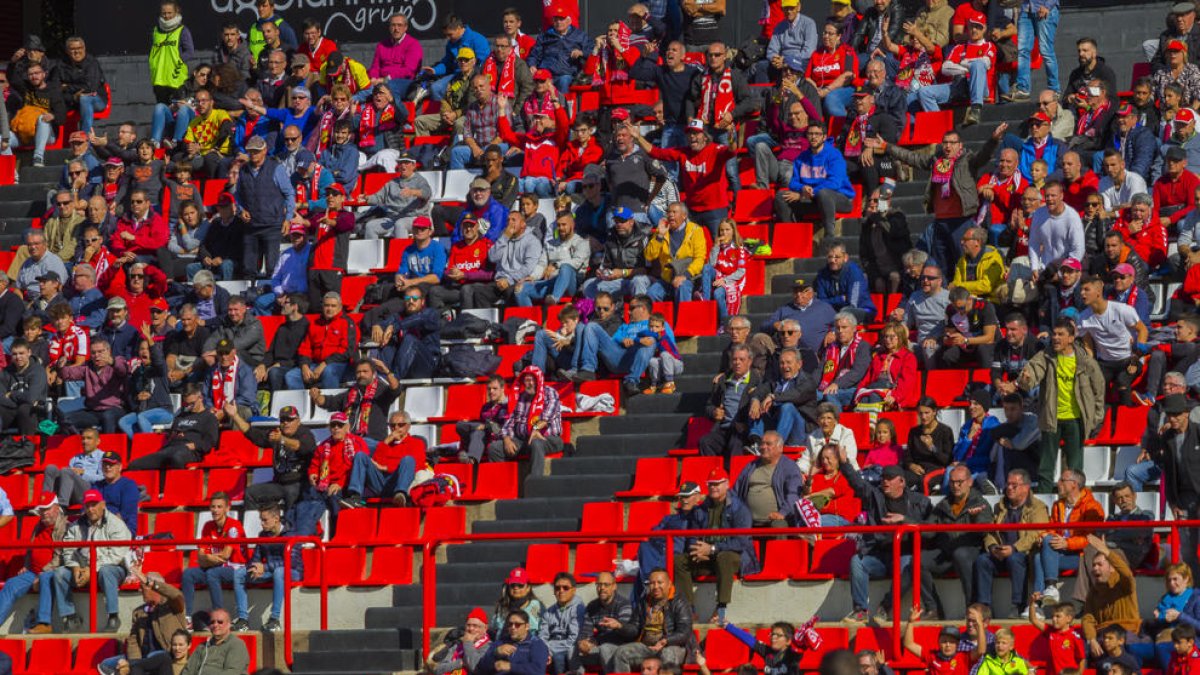 L'afició durant el Nàstic-Oviedo (1)