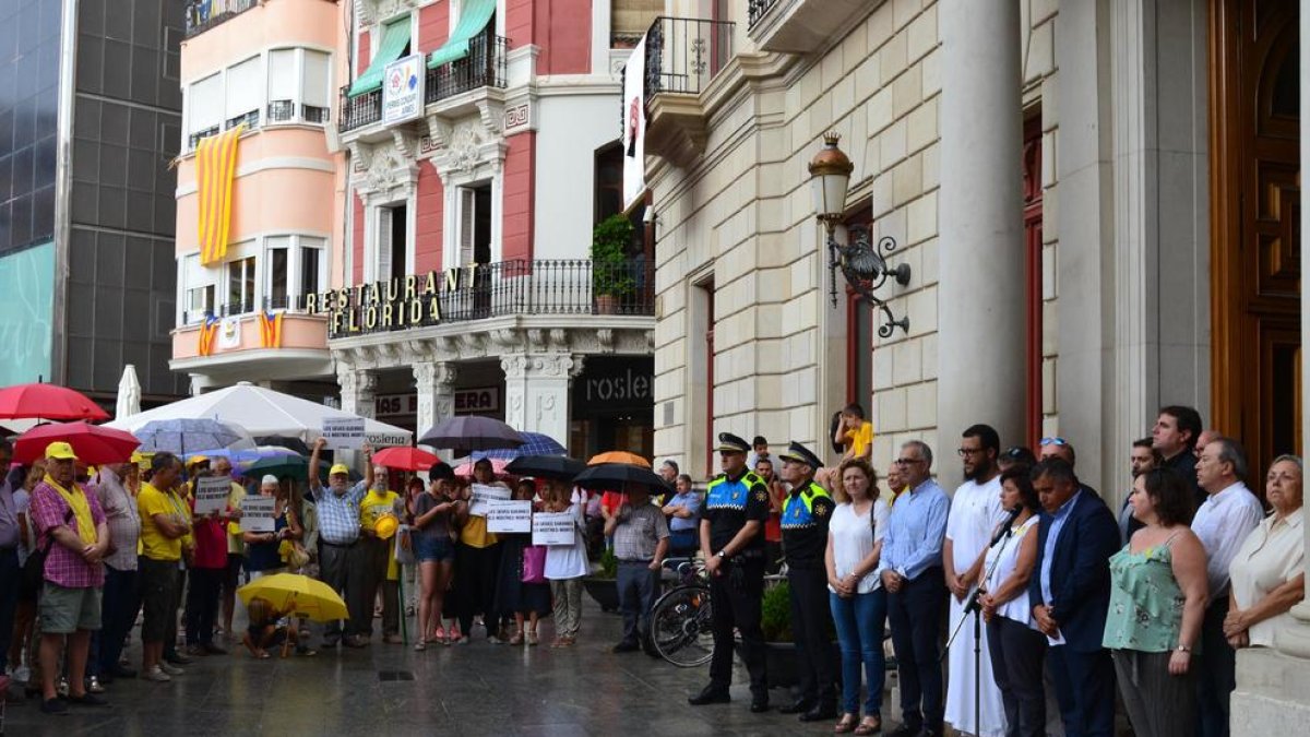 Los Ayuntamientos hacen cinco minutos de silencio en memoria de las víctimas de los atentados