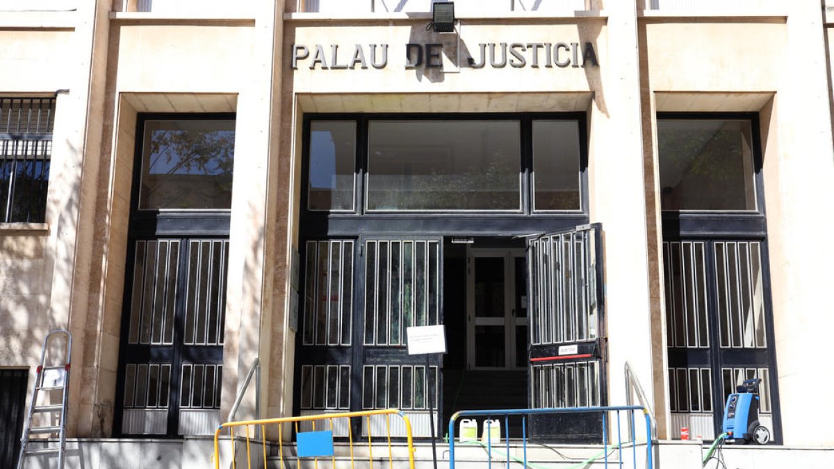 El juzgado de Tarragona concede la incapacidad laboral por lumbalgia crónica y migrañas a una peluquera canina