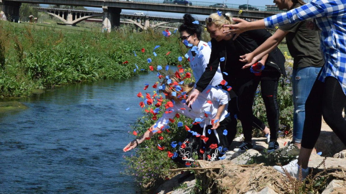 Pètals i espelmes al Francolí