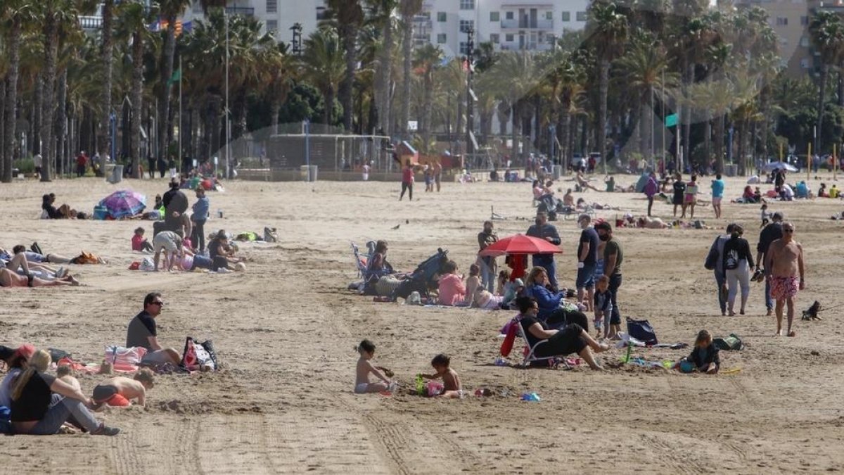Día de la mona en la playa Llevant de Salou