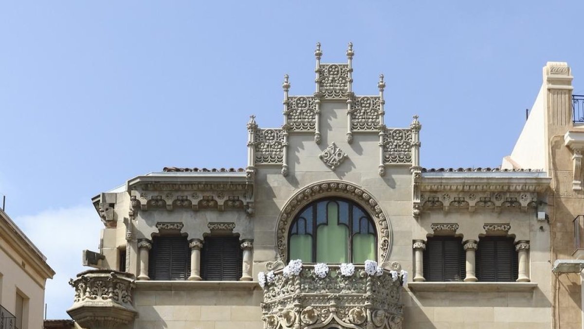 Roses naturals decoren les façanes de Reus