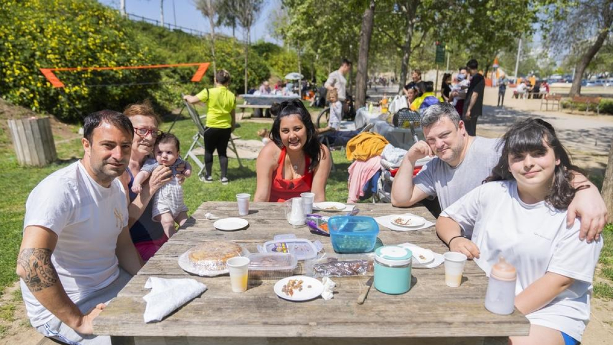 Una familia celebrando el día de la Mona en Tarragona el año 2023.