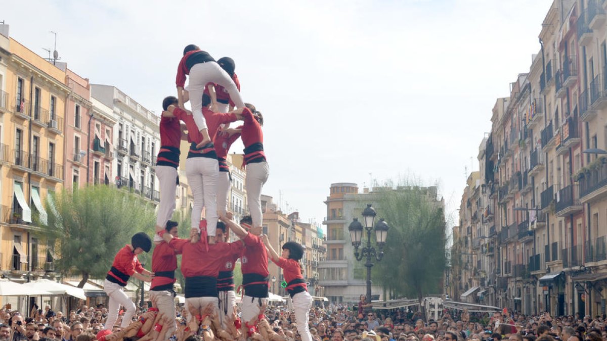 Poca gent però molta il·lusió a la diada internacional a la plaça de la Font