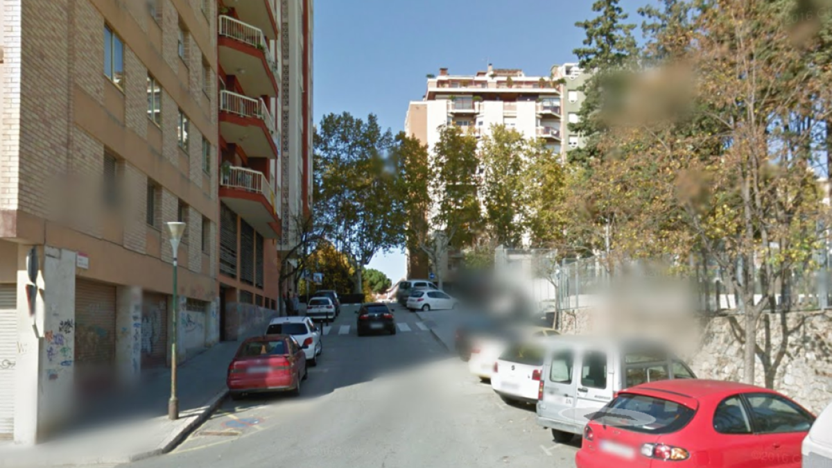 Un camió topa amb un fanal i rebenta el dipòsit de combustible al centre de Valls