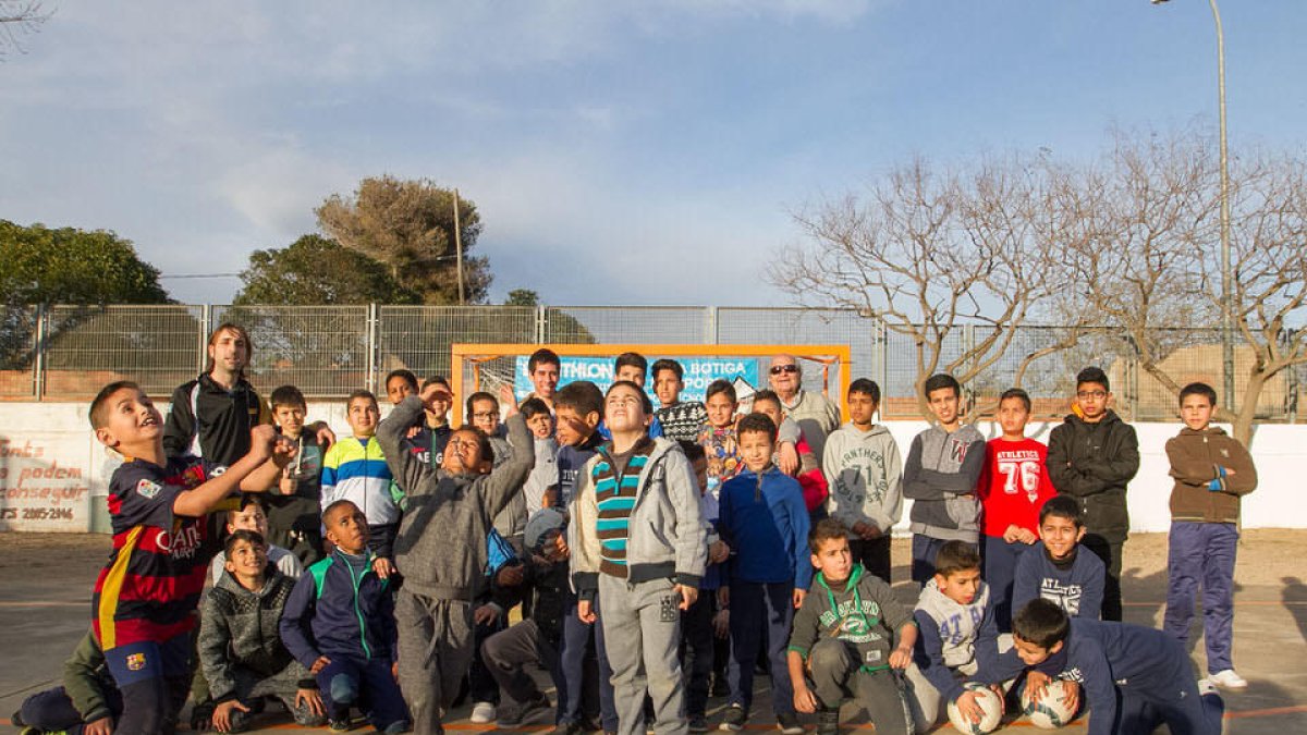 Una setantena de promeses estrenen el futbol sala amb finalitats socials