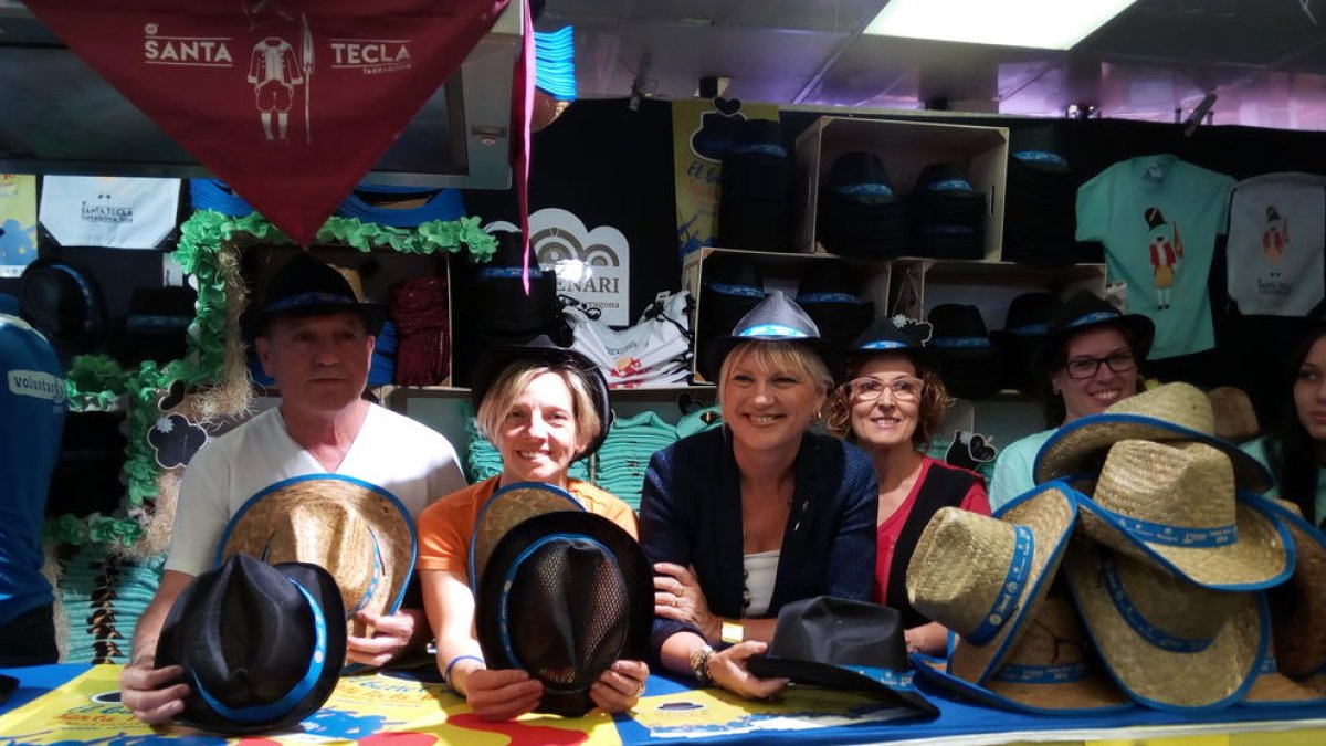 Un sombrero de color negro tapará a las cabezas por Santa Tecla
