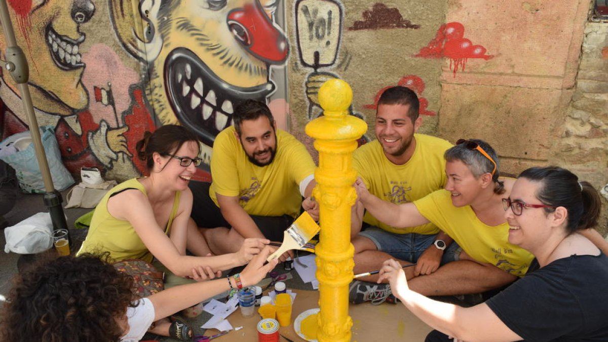 L'art de pintar pilons al carrer Compte