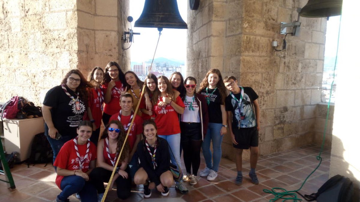 Per primer cop a la història, un toc de campanes acompanya la sortida del seguici petit