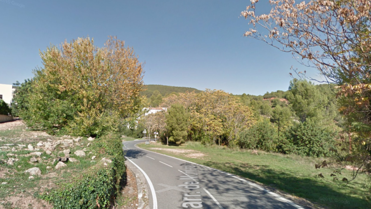 Un ciclista resulta ferit greu en xocar amb una tanca