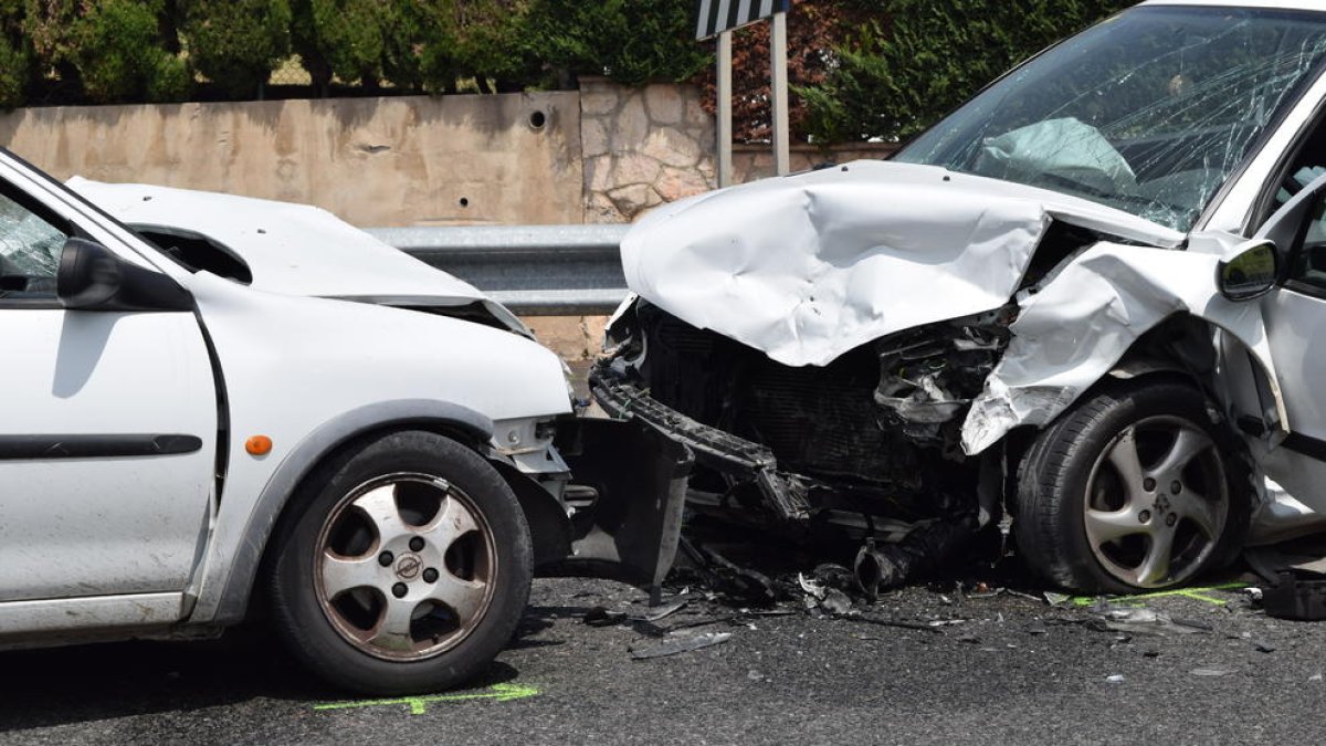 Un accident frontal a la N-340 deixa dos ferits, un d'ells de gravetat