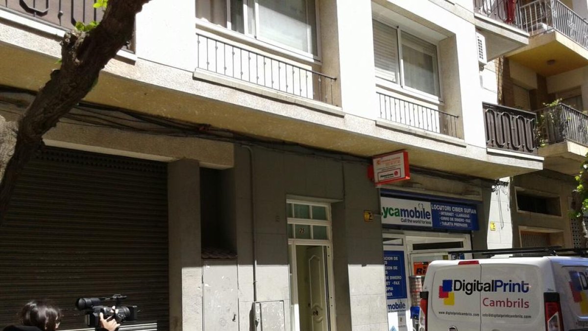 Muere un hombre en un incendio en un piso en Cambrils