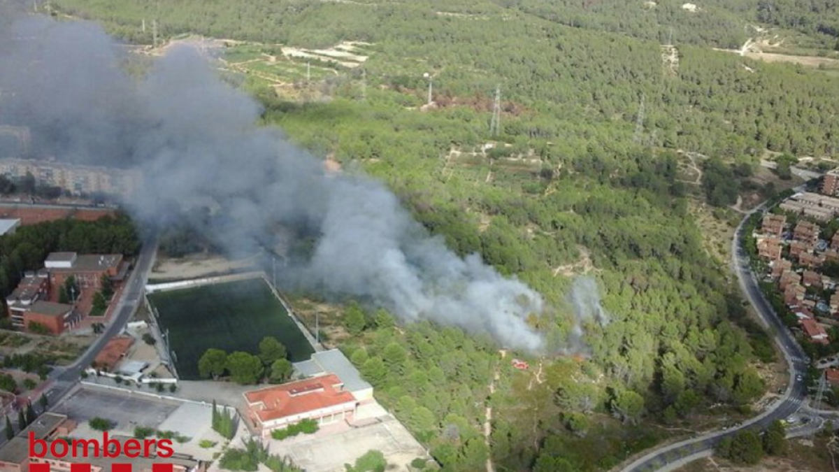 Un incendio en Sant Salvador quema cerca de una hectárea de zona boscosa
