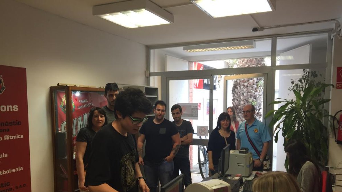 Cues a les oficines del Nàstic per comprar l'entrada de dissabte