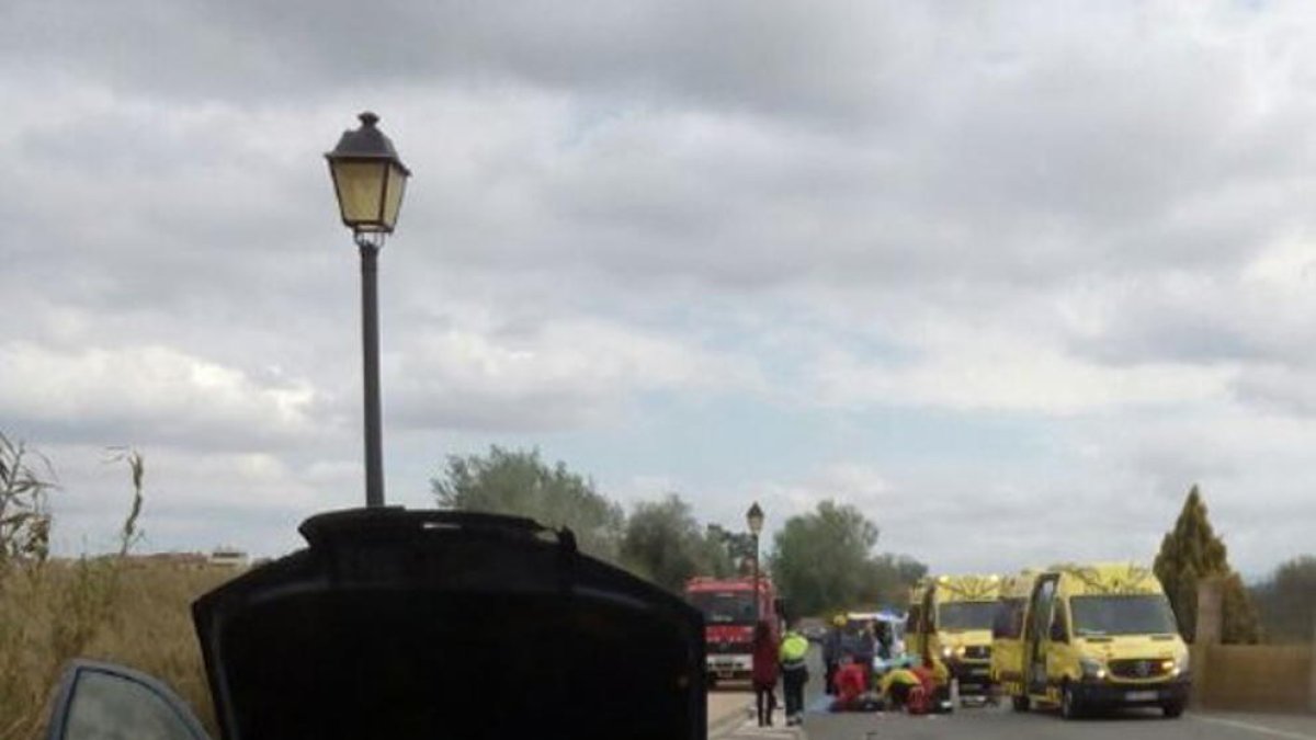 Un motociclista de Móra d'Ebre resulta ferit greu en una topada frontal a Miravet