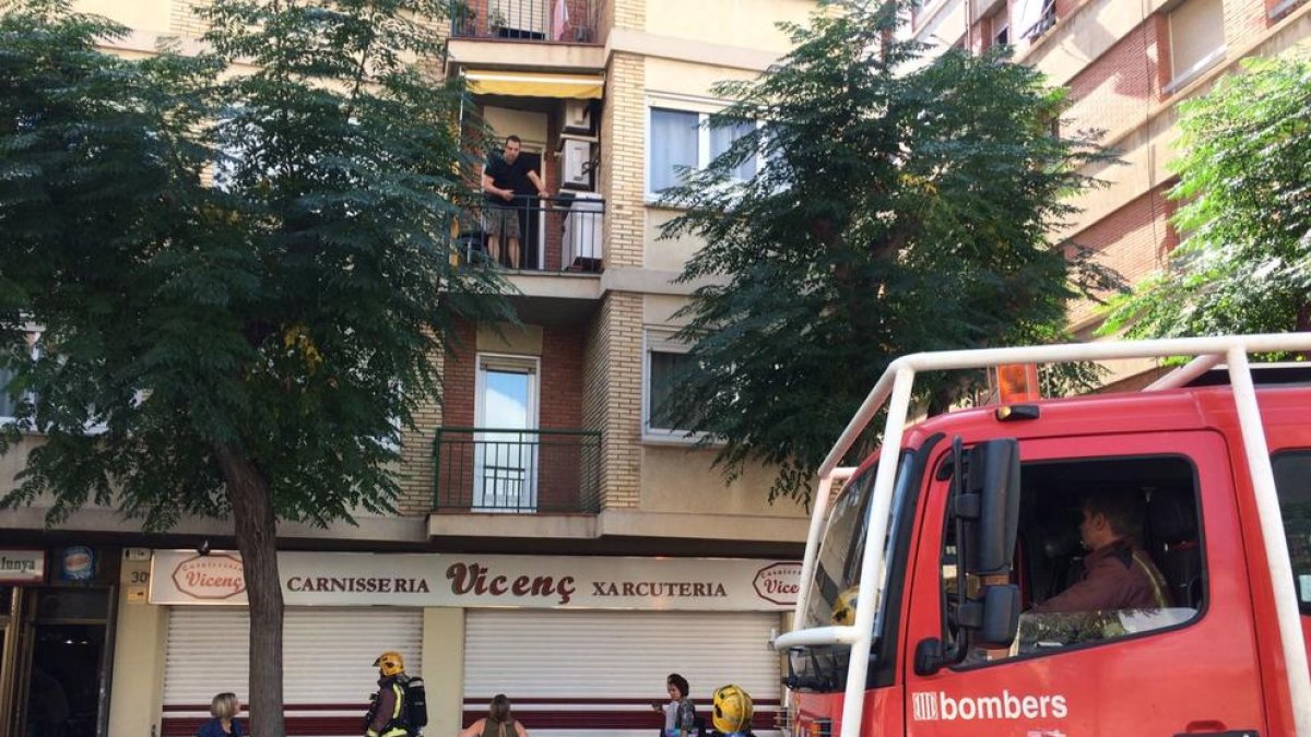 Falsa alarma per un incendi a la cuina d'un habitatge de l'avinguda Catalunya