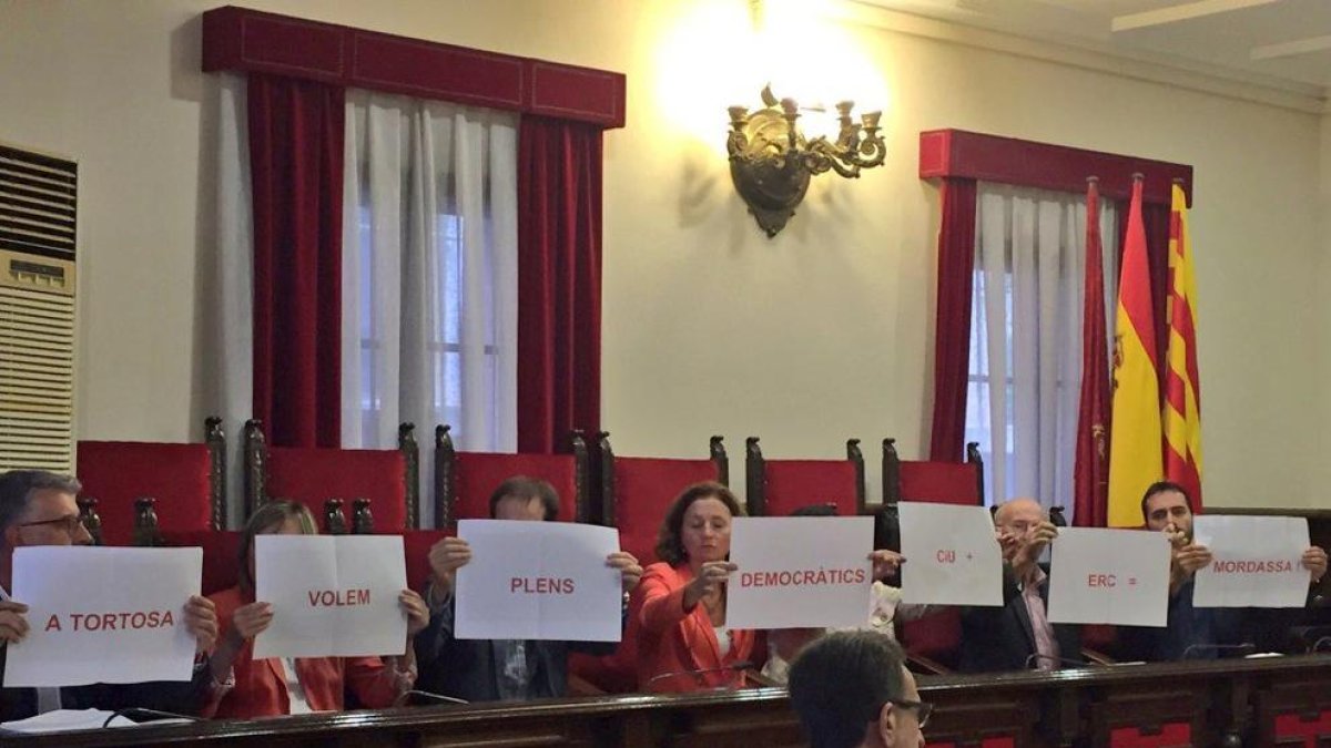 Tortosa aprueba las nuevas ordenanzas fiscales en un pleno marcado por las protestas por el nuevo reglamento