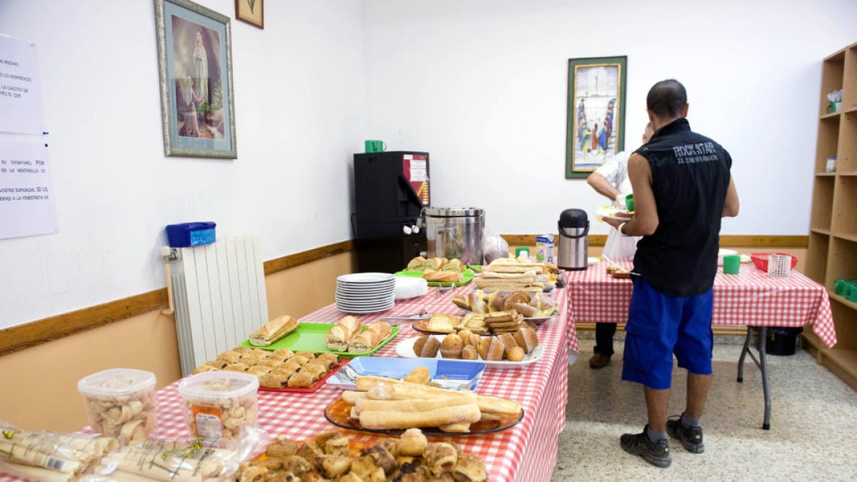 La manca de voluntaris redueix el servei d'esmorzar del local per a persones sense llar Cafè i Caliu