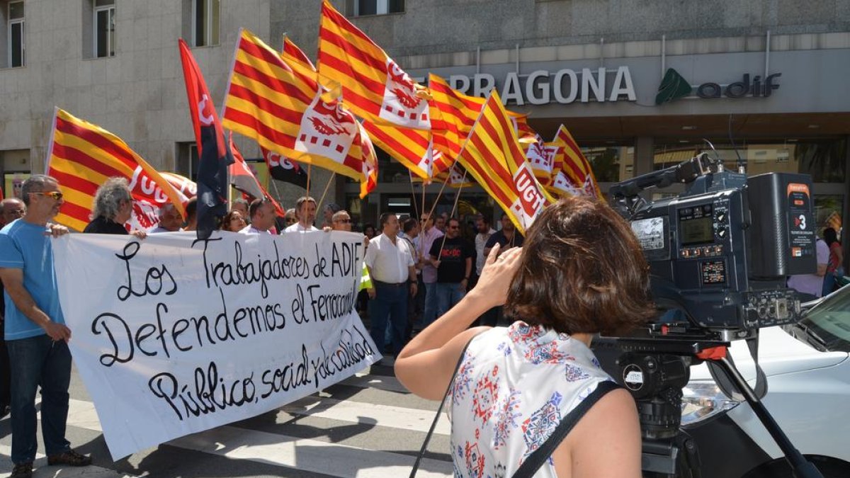 Las protestas de los trabajadores de ADIF en Tarragona suman apoyo político