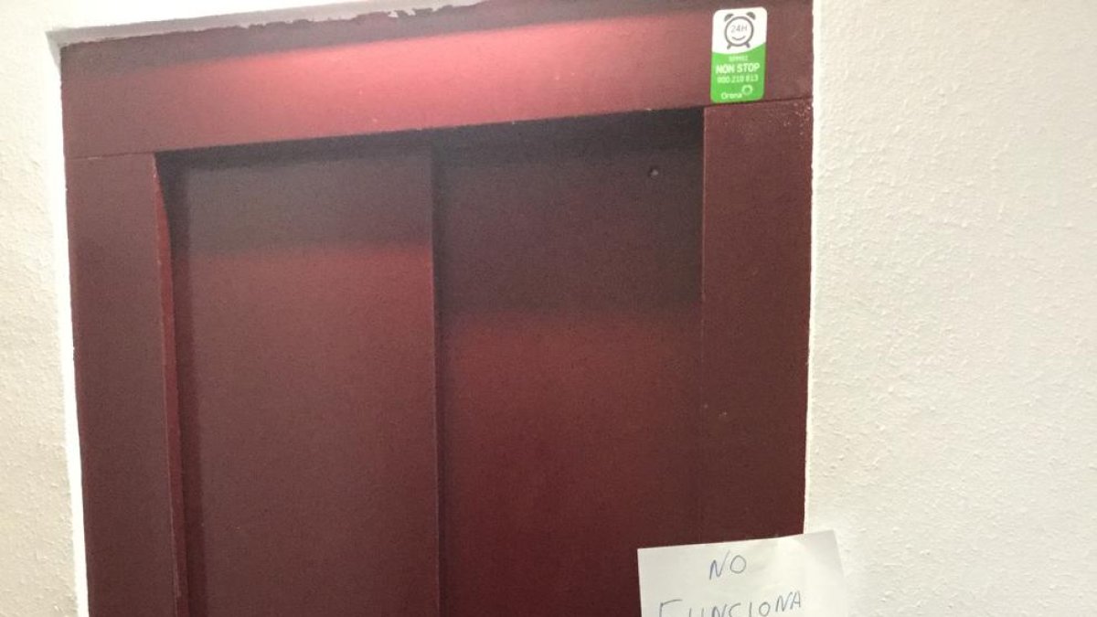 CiU denuncia que l'ascensor de l'Antiga Facultat de Lletres fa més de sis mesos que no funciona