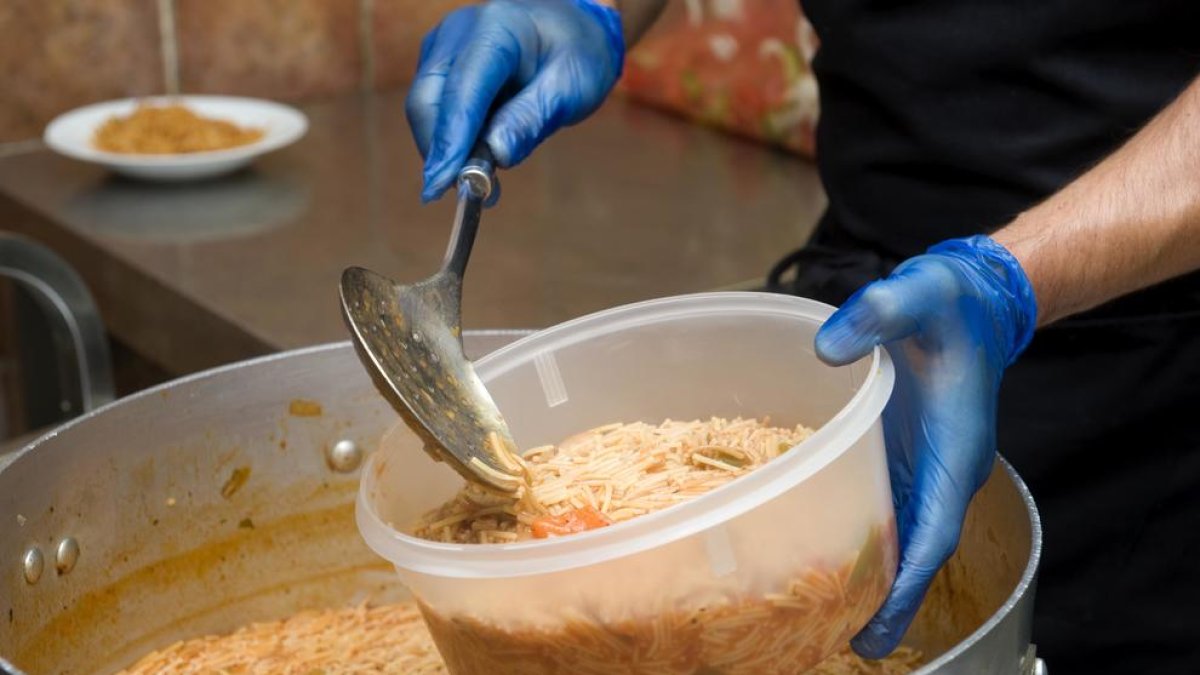 Los comedores sociales proporcionan la comida a 160 menores durante el verano