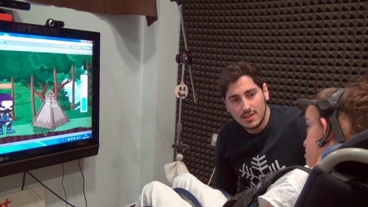 Un estudiante de la URV diseña diseña un videojuego que se controla con un biosensor cerebral