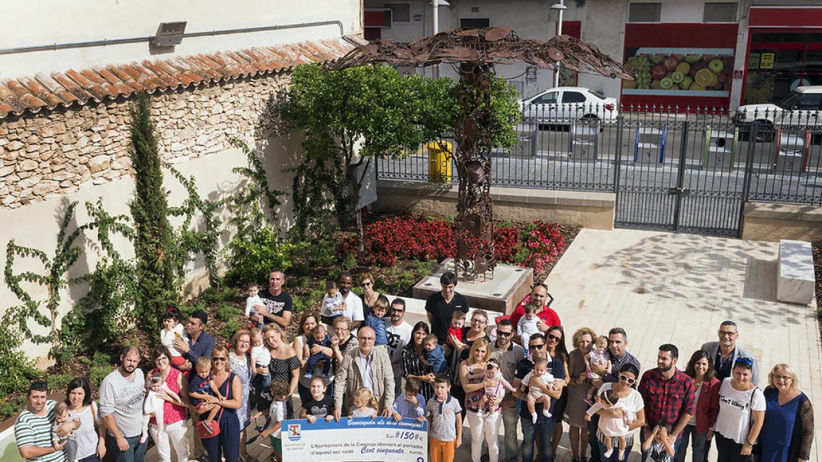 L'alcalde de la Canonja rep a les famílies beneficiades amb el xec nadó