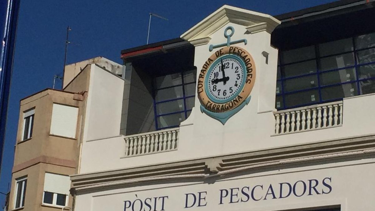 El reloj del edificio del Posit de Pescadores ya vuelve a dar la hora a los 'serrallencs'