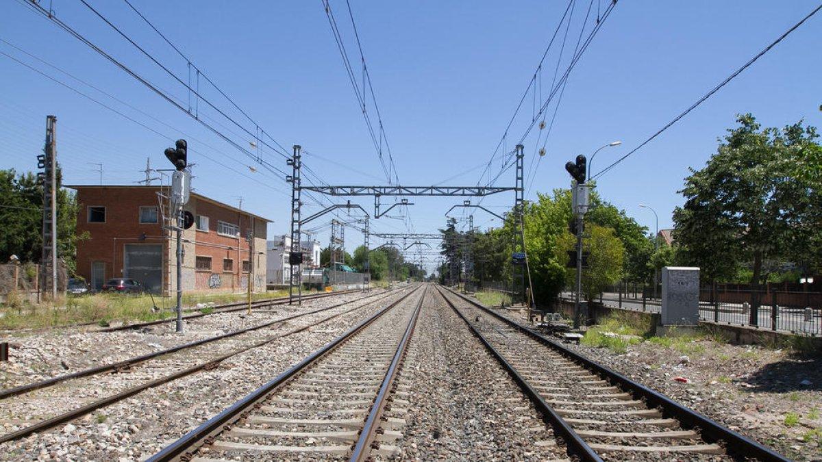 Adif repara tancaments a l'entorn de l'estació per evitar que es creui la via